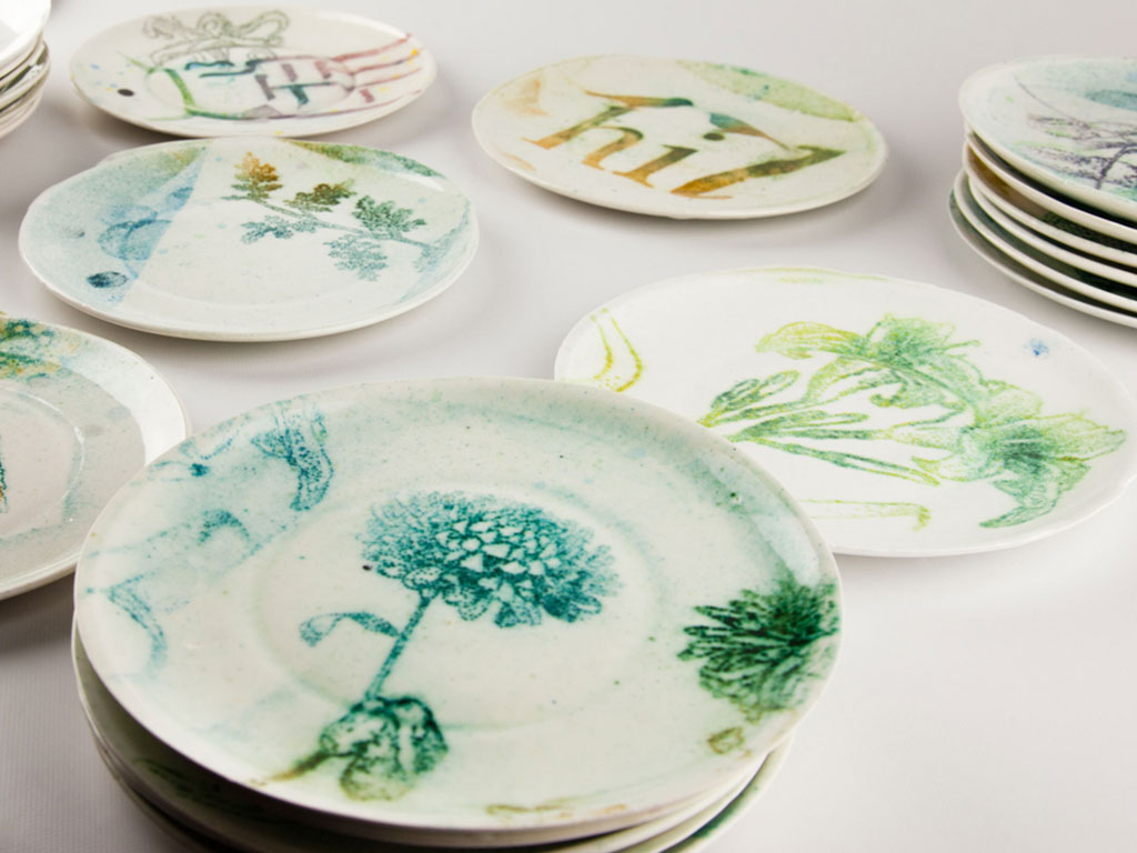 serie di piatti in ceramica decorati a mano