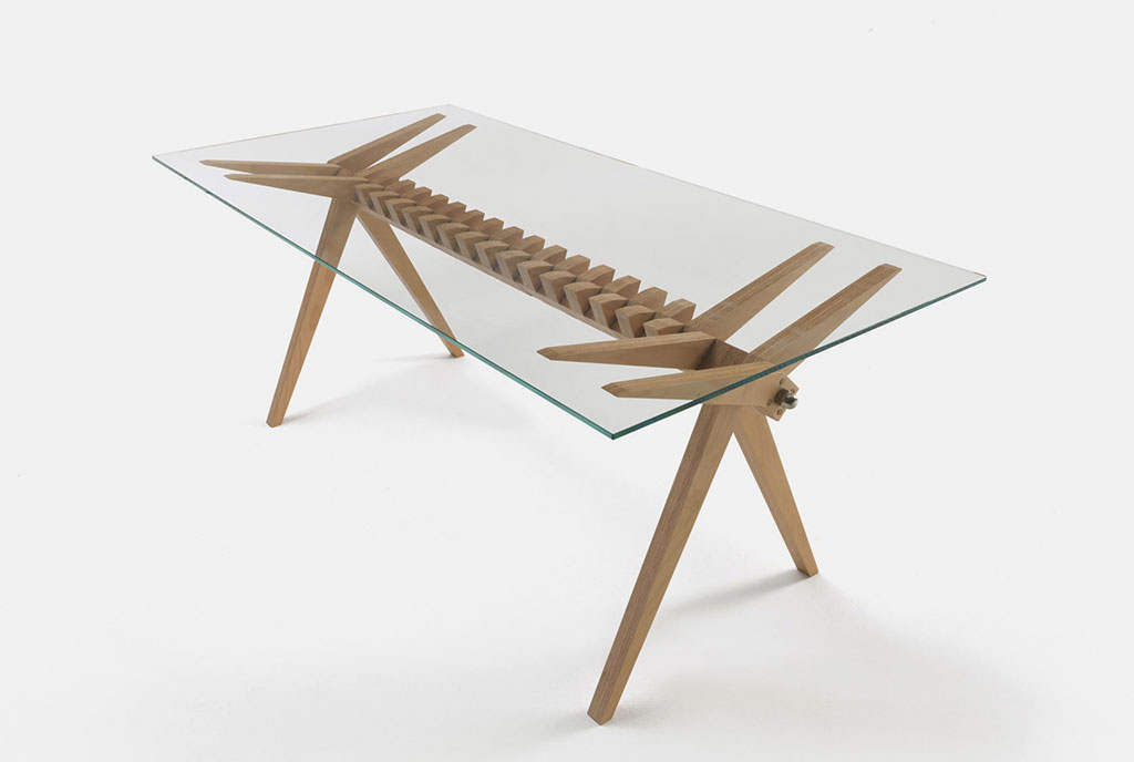 tavolo in legno con piano vetro