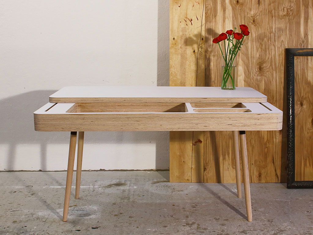 scrivania in legno chiaro