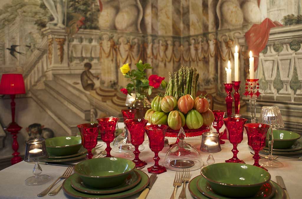 tavola apparecchiata piatti verdi e rosso
