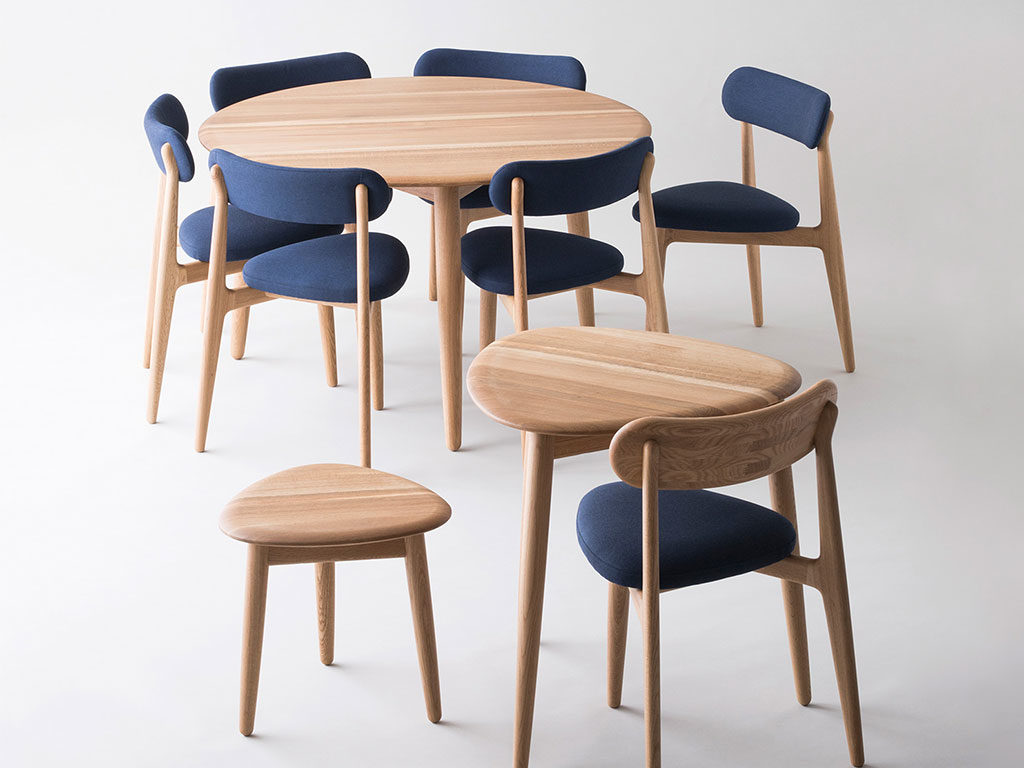 tavolino e sedie in legno