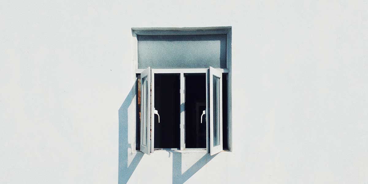 finestra aperta facciata
