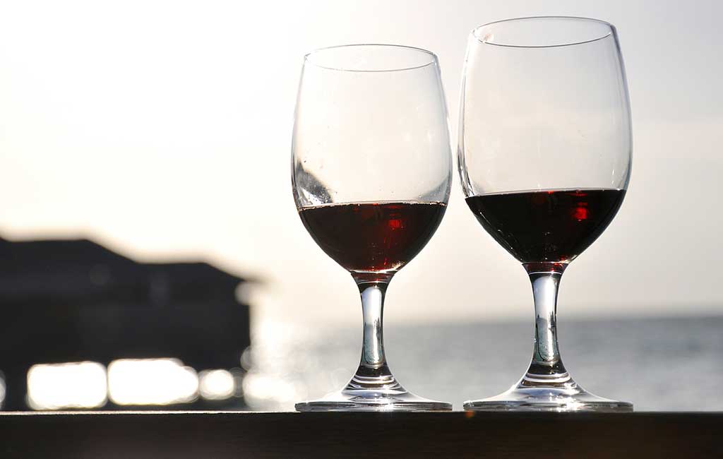 calici di vino con sfondo mare