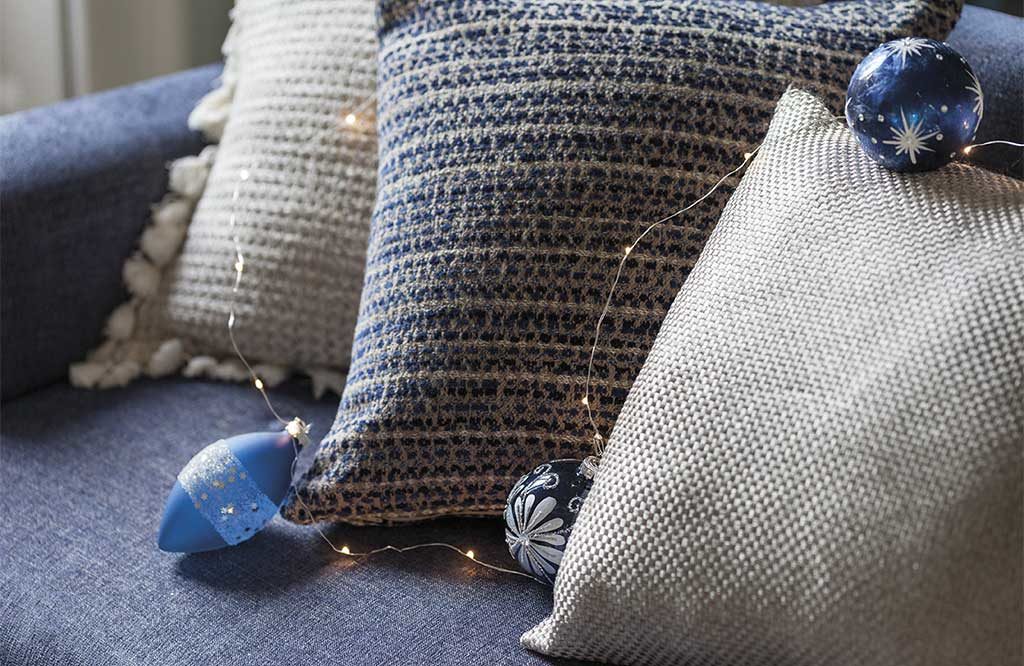 cuscino goffrato su divano blu