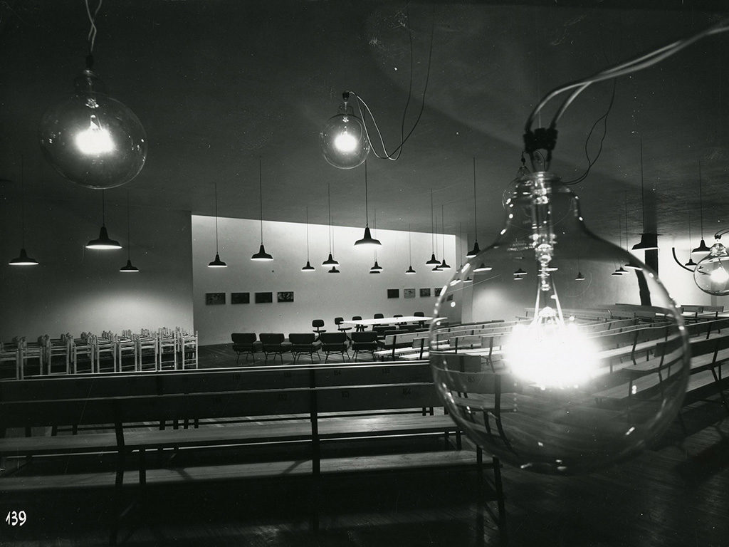 immagine epoca lampada bulbo triennale milano