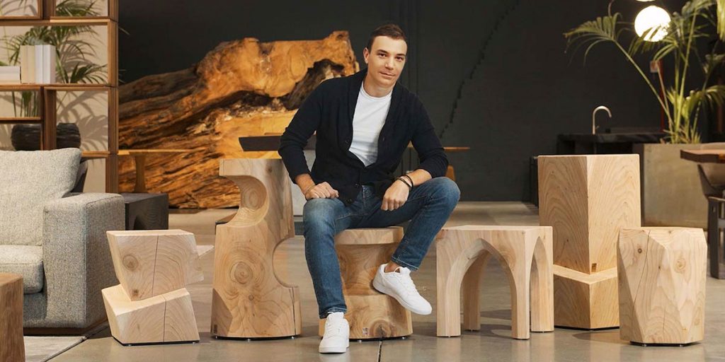 Giovanni Tomassini designer con sgabelli legno